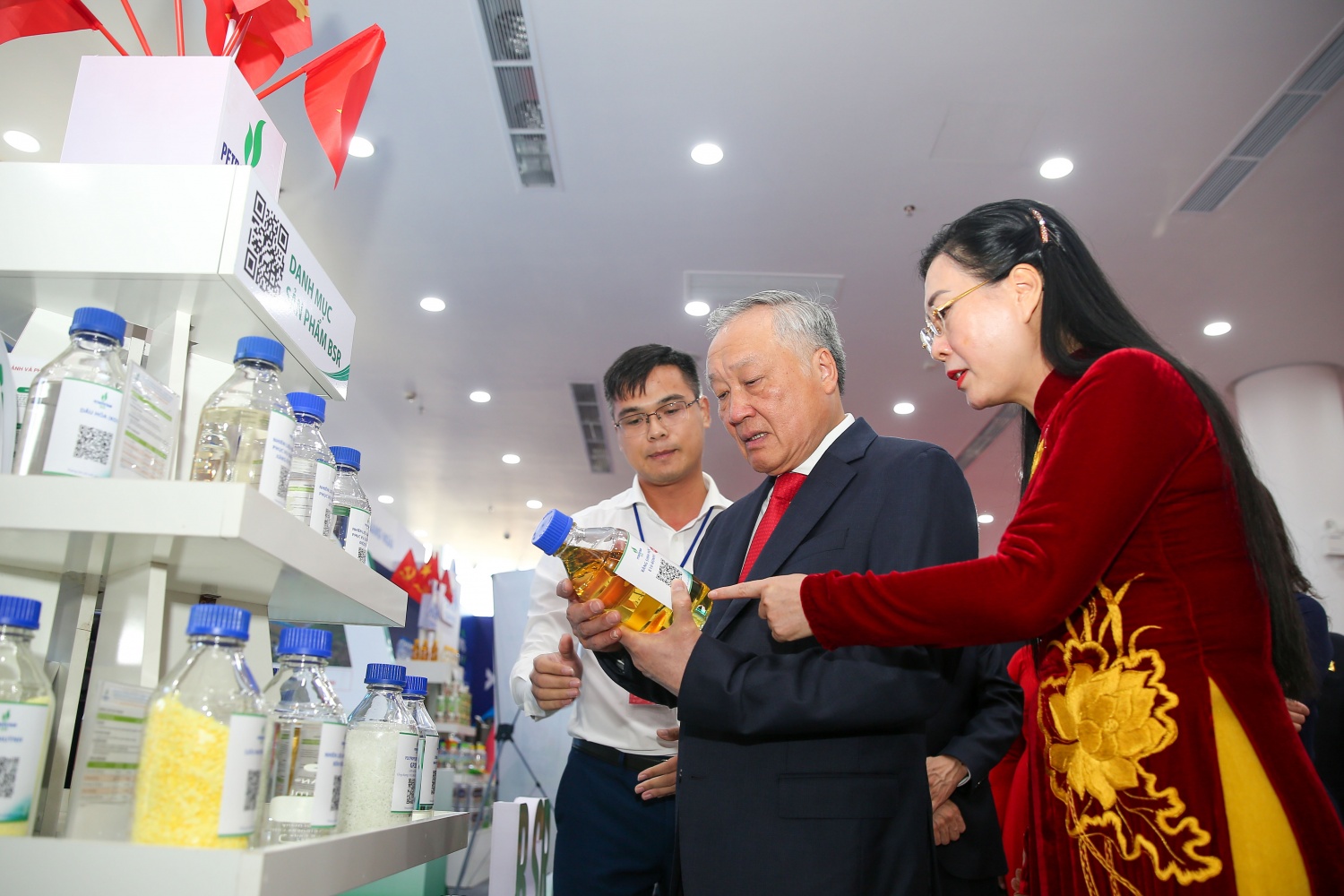 Đồng chí Bùi Thị Quỳnh Vân - Ủy viên Trung ương Đảng, Bí thư Tỉnh ủy Quảng Ngãi giới thiệu với Phó Thủ tướng Thường trực Chính phủ Nguyễn Hòa Bình các sản phẩm của BSR